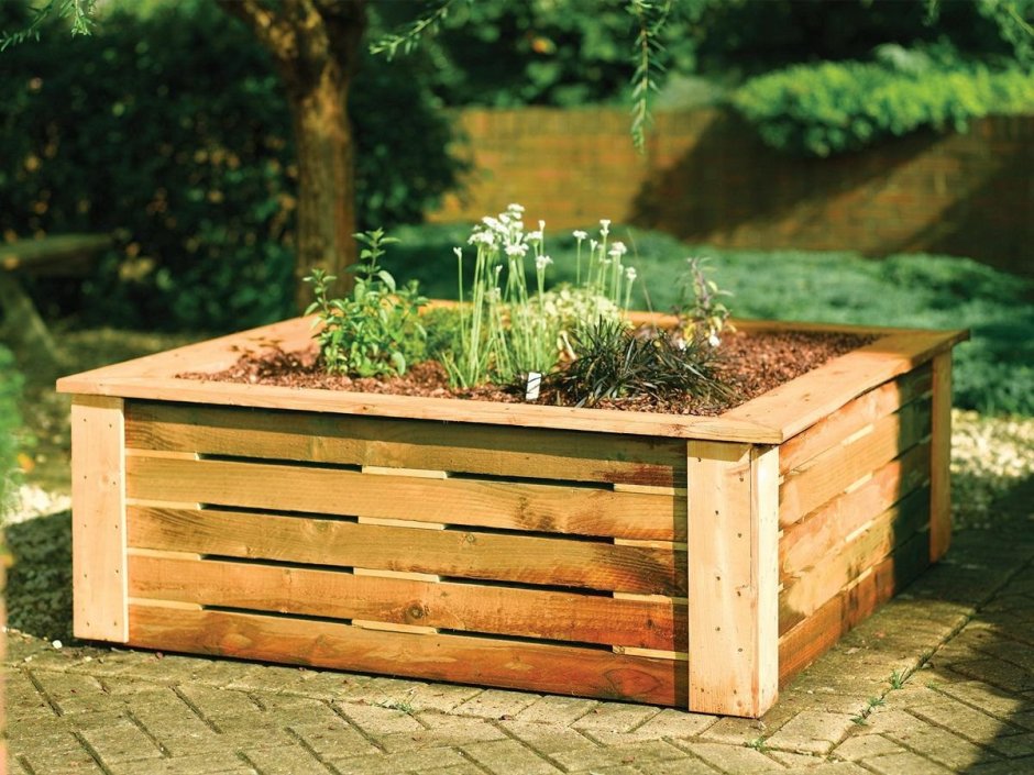 Скамейка с клумбой