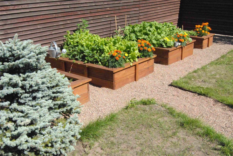 Уличные цветники из дерева