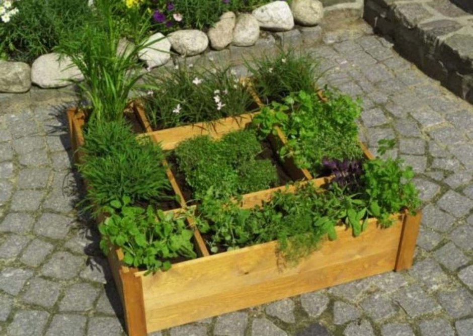 Клумбы из ящиков деревянных