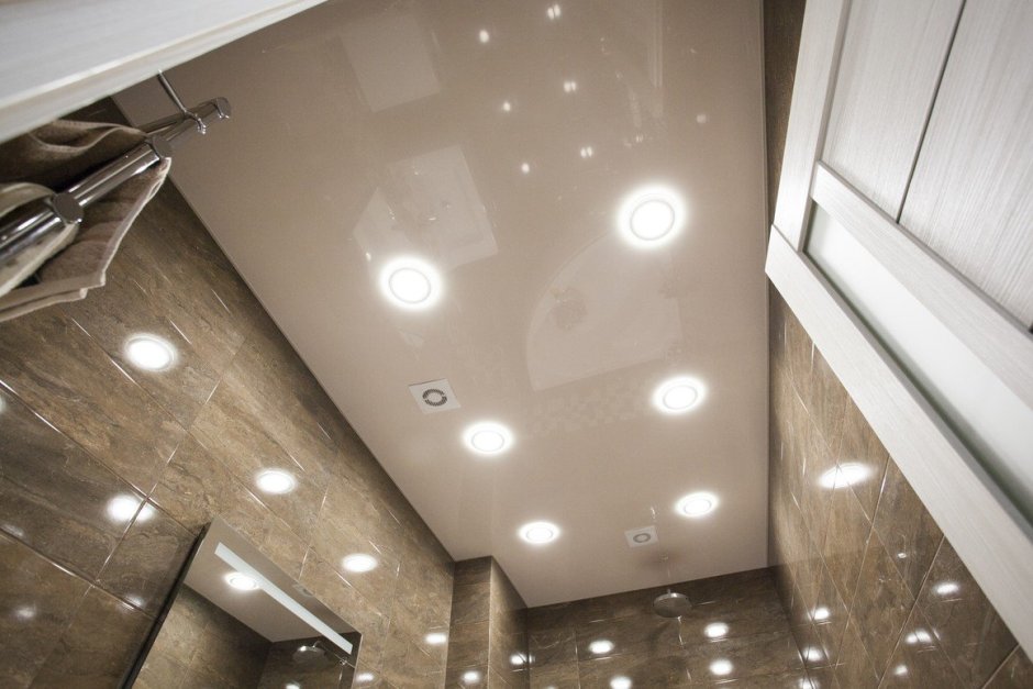 Потолок в ванной точечный