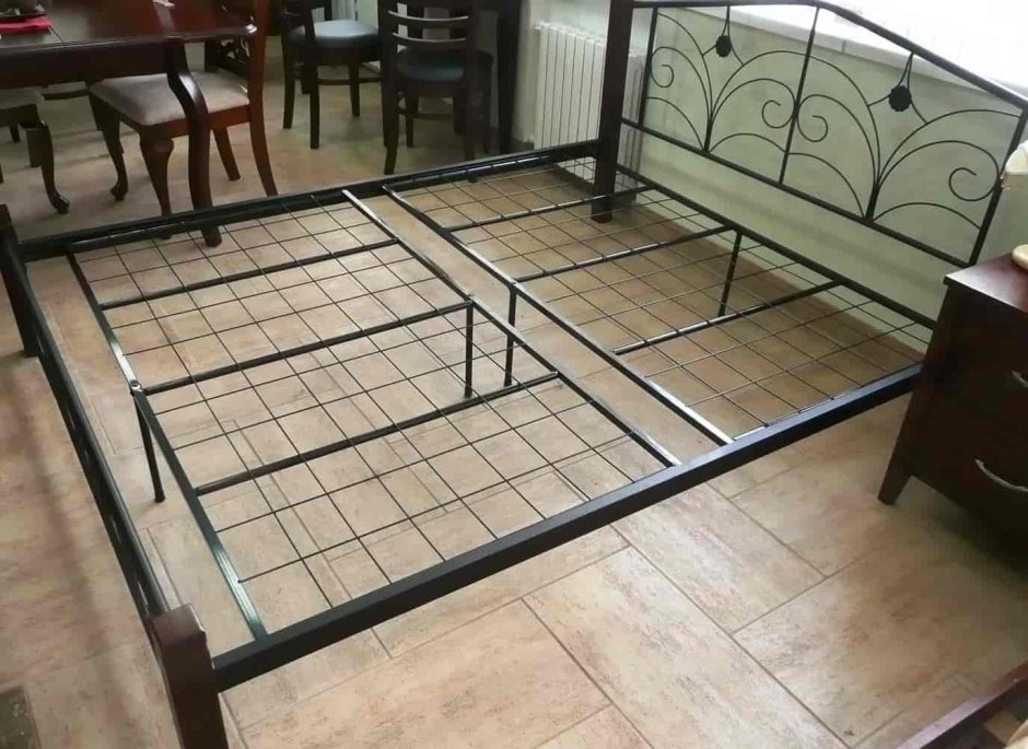 Металлическая кровать из профильной трубы