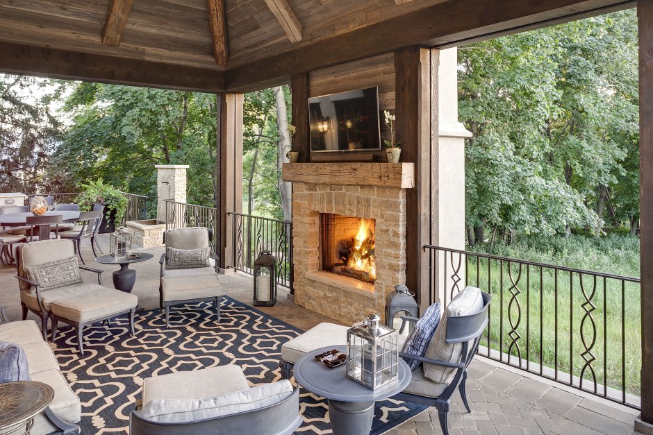 Веранда на даче с камином