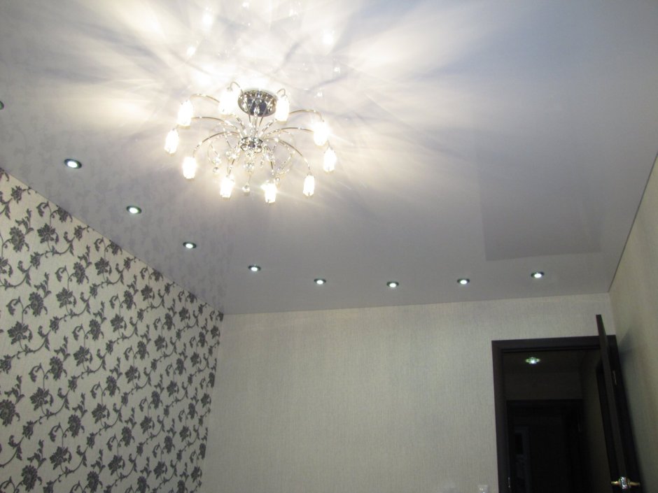 Потолок с люстрой и точечными светильниками