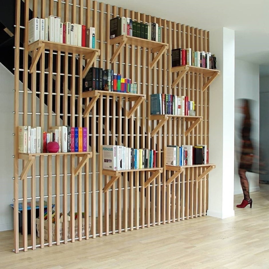 Деревянная перегородка с полочками