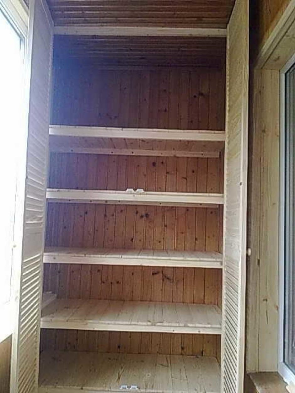 Деревянный стеллаж на балкон