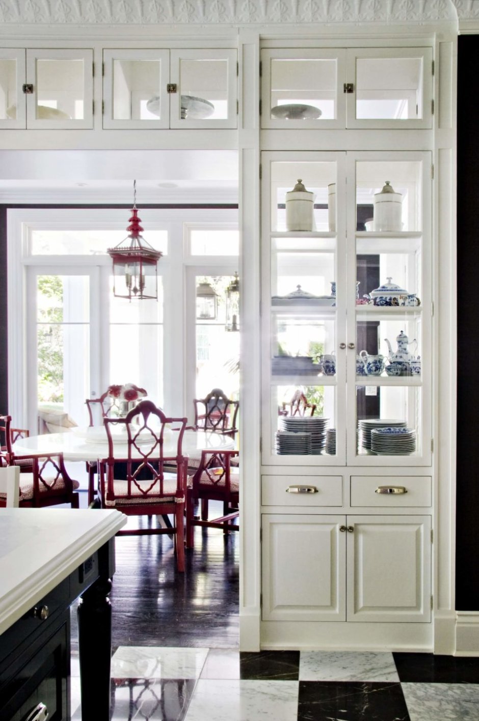 Кухня без навесных шкафов с буфетом