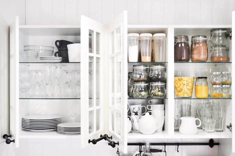 Открытый шкафчик на кухне