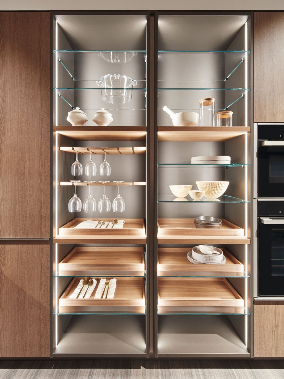 Стеклянные шкафы на кухне