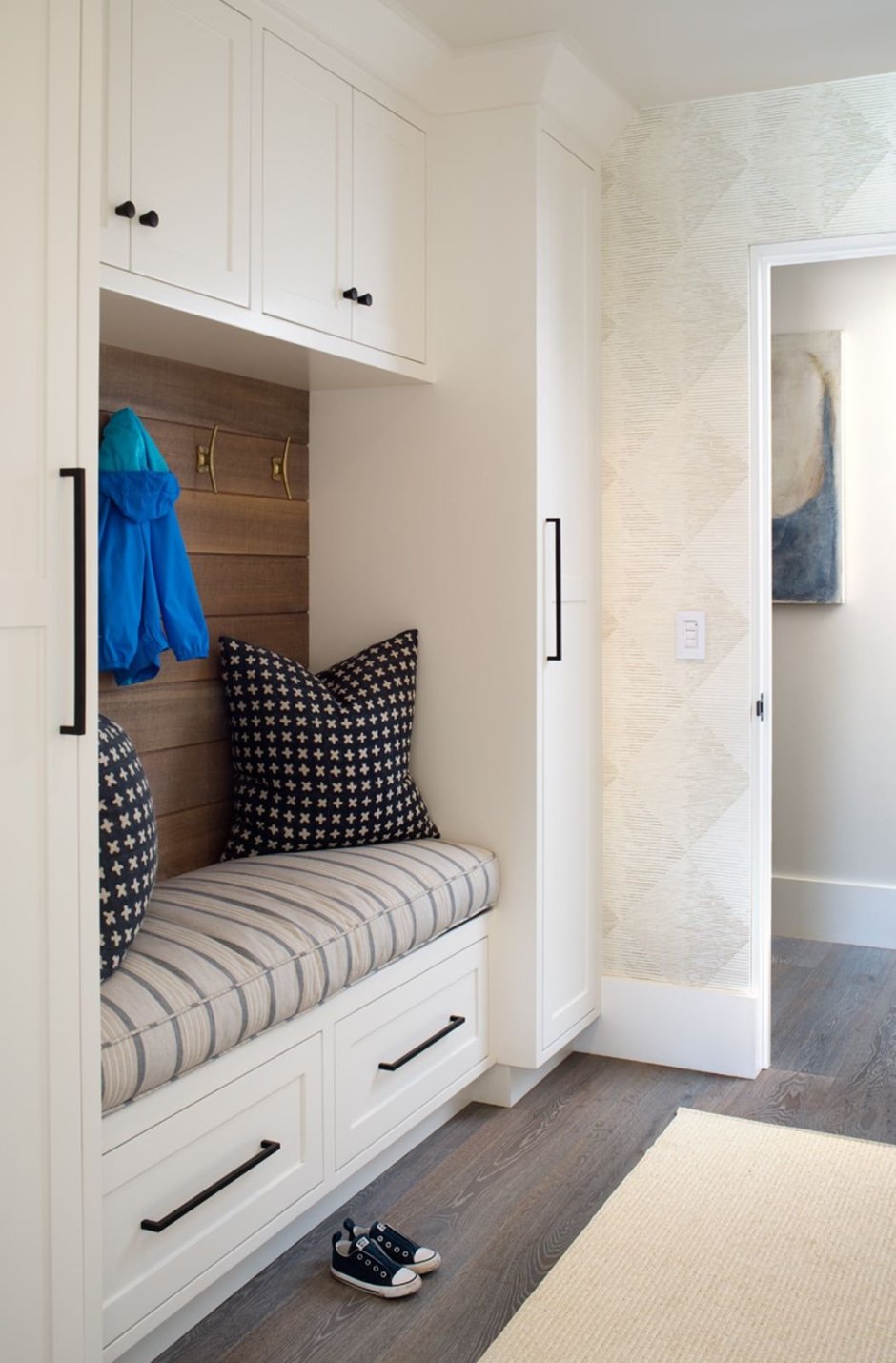 Диваны для прихожей в классическом стиле