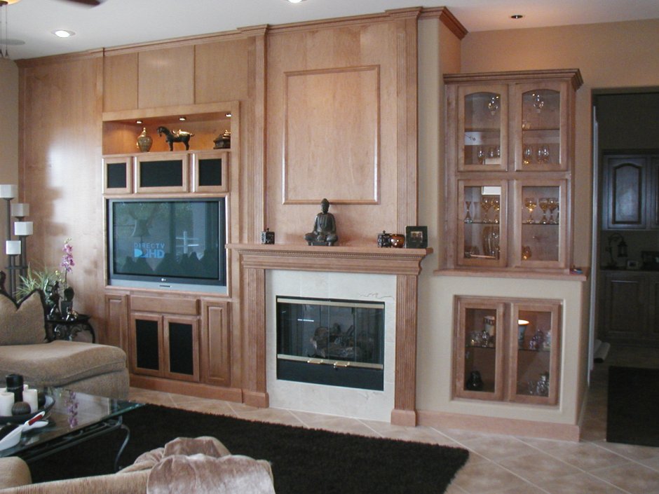 Телевизор над камином