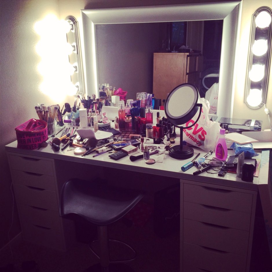 Много косметики на туалетном столике
