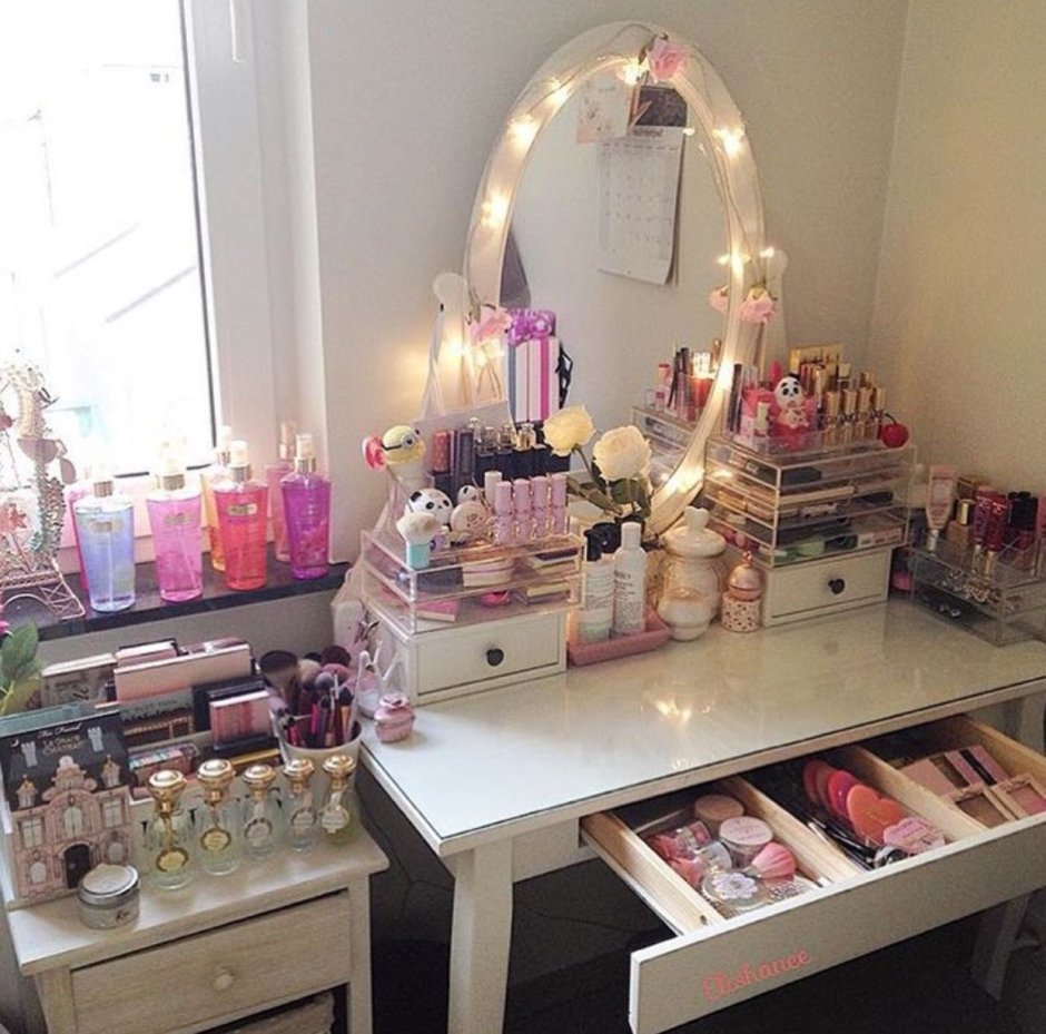 Бьюти столик с косметикой