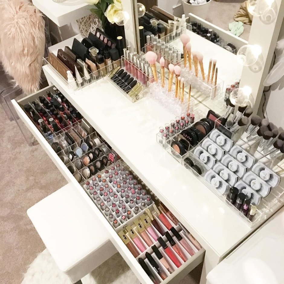 Много косметики на туалетном столике