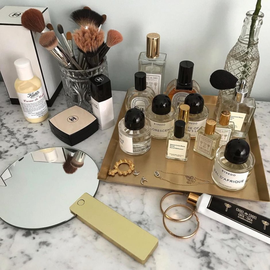 Туалетный столик с парфюмерией