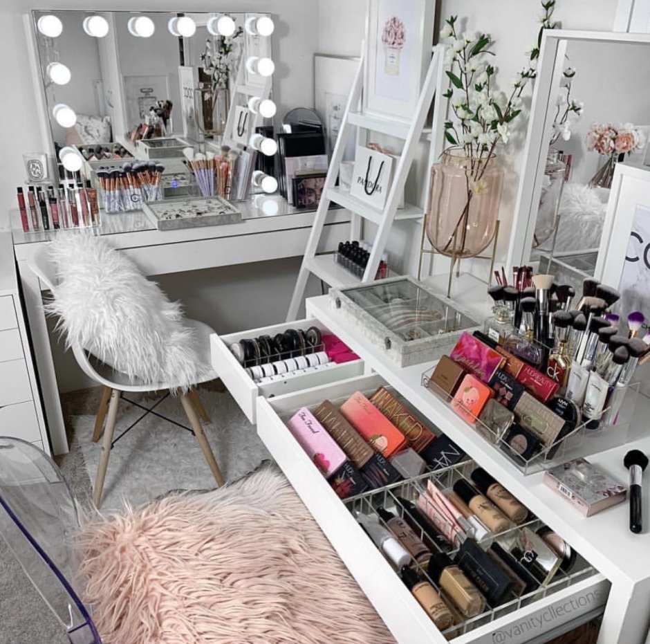 Туалетный столик с косметикой