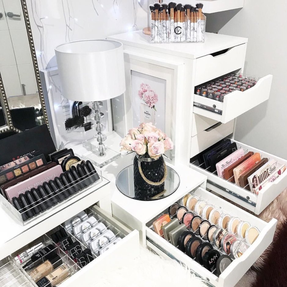 Огромный туалетный столик с косметикой