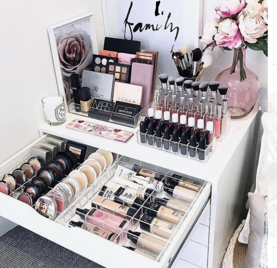 Много косметики на туалетном столике