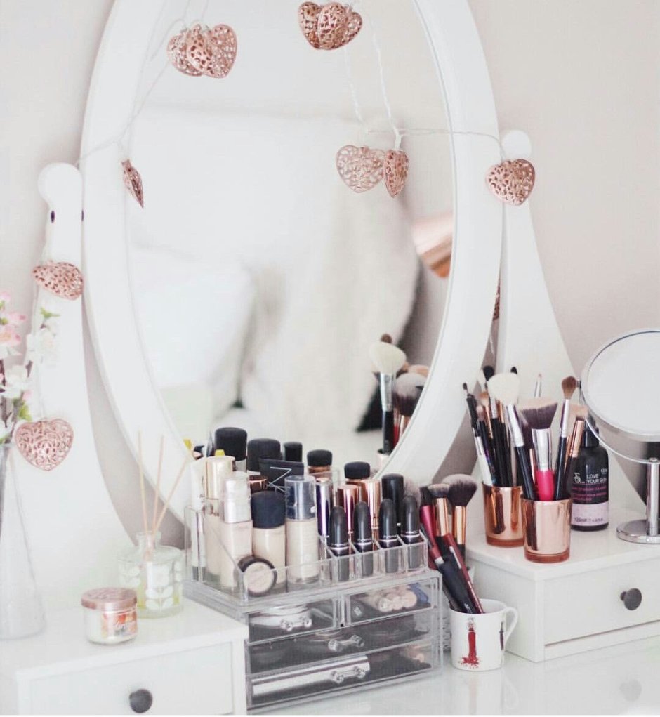 Красивый туалетный столик с косметикой