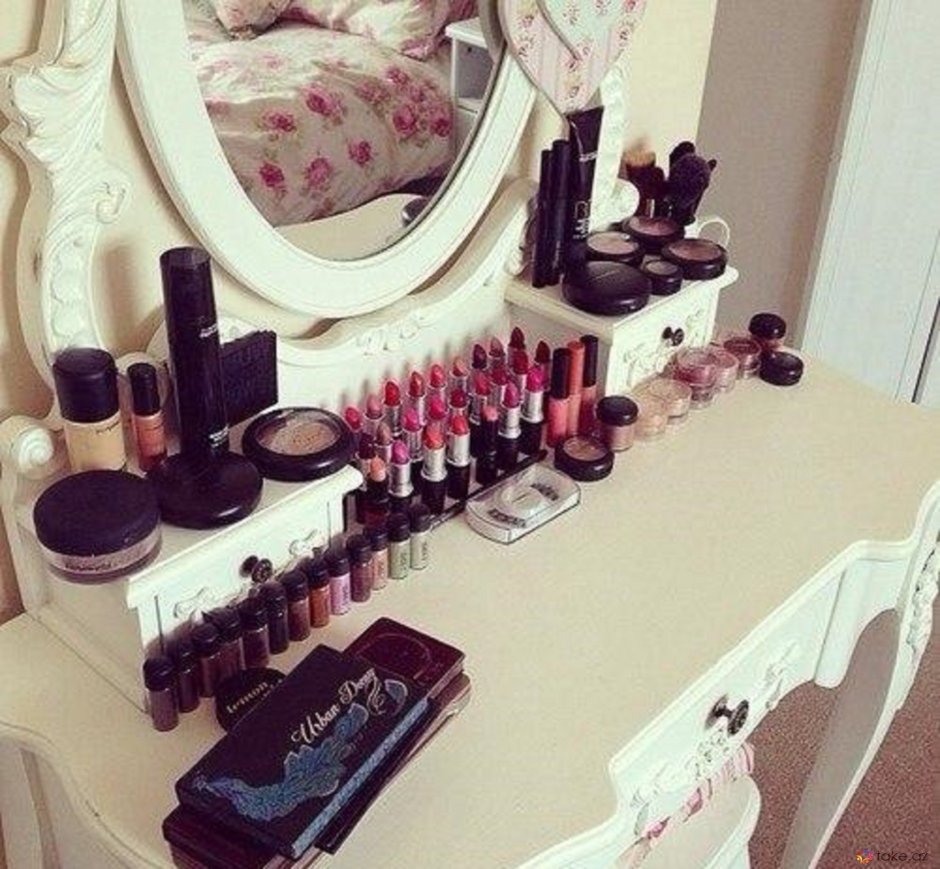 Туалетный столик с косметикой Chanel