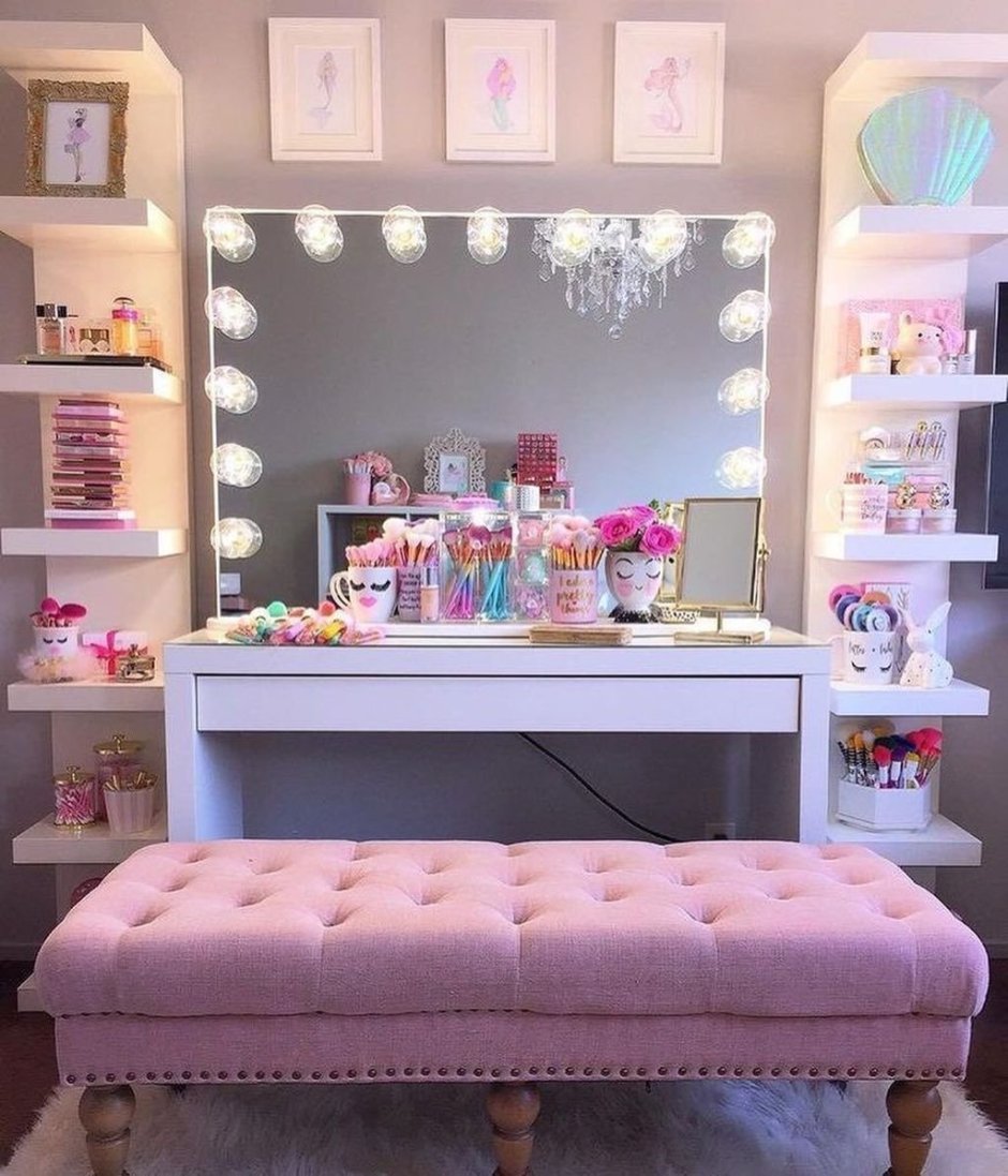 Косметический столик с косметикой