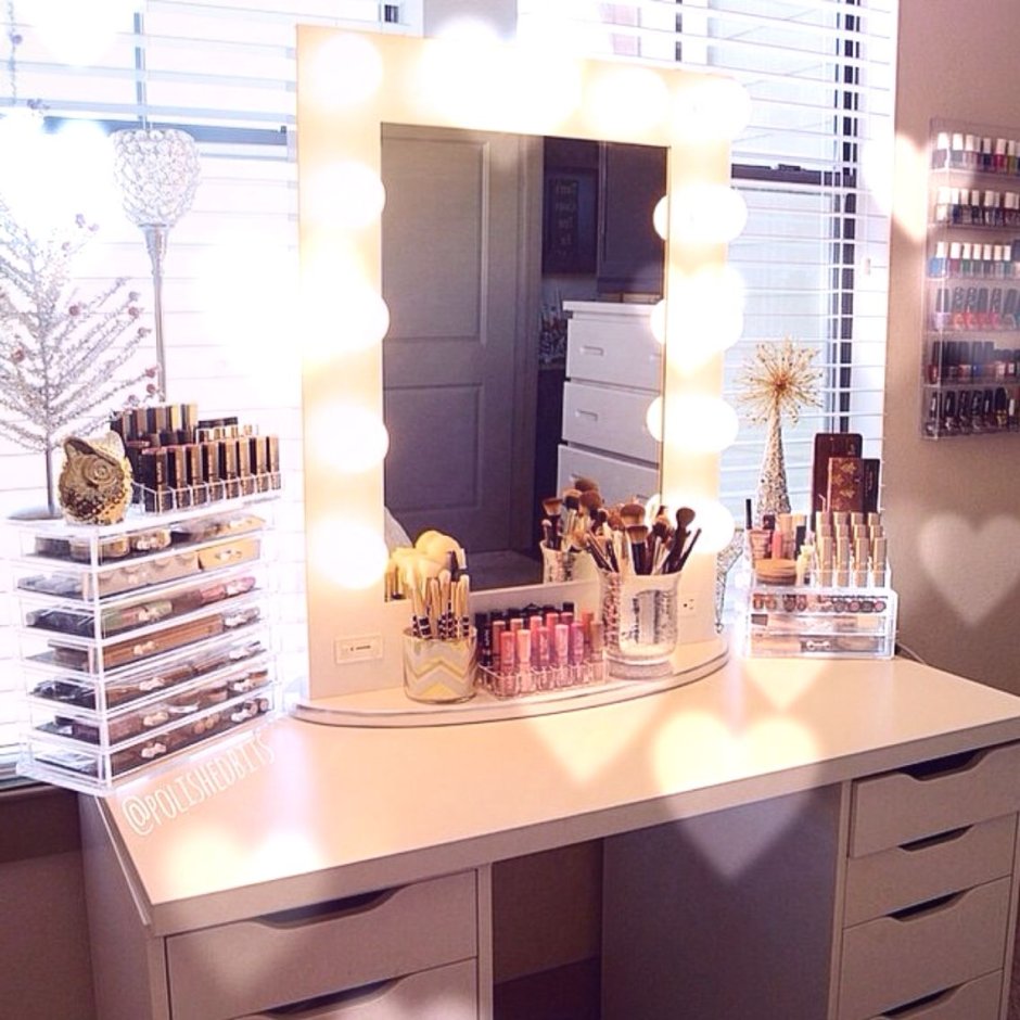 Туалетный столик с косметикой