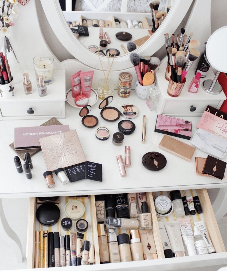 Туалетный столик с косметикой