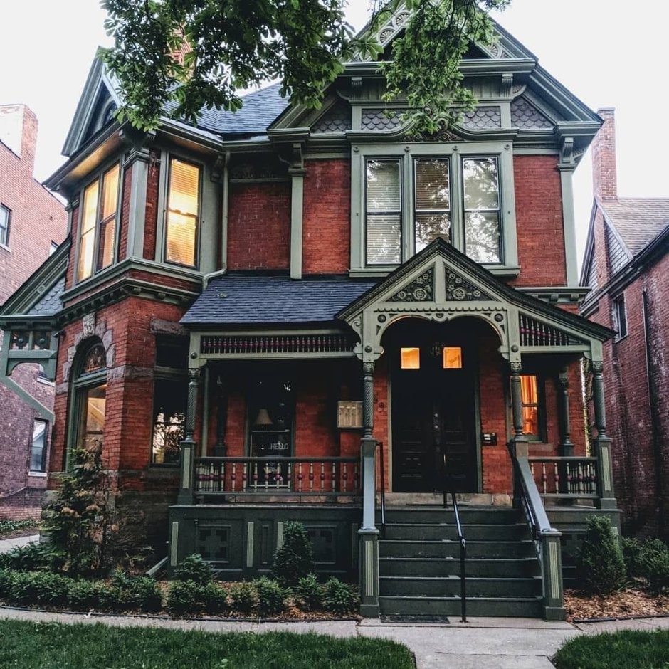 Черно красный дом в викторианском стиле