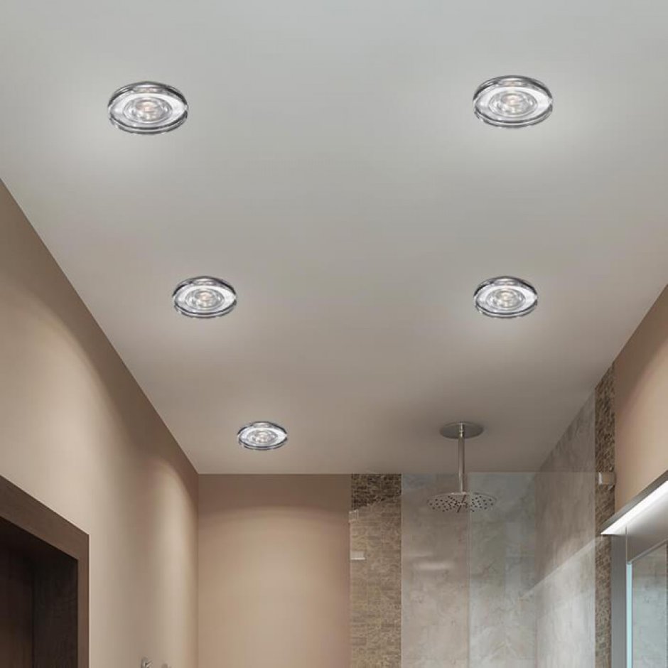 Натяжной потолок в спальне с точечными светильниками