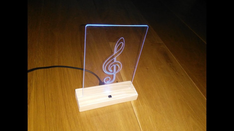 Светильник из оргстекла на подставке из дерева