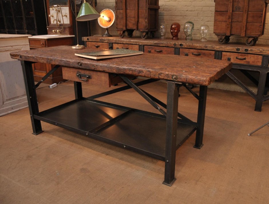 Стол на цепях