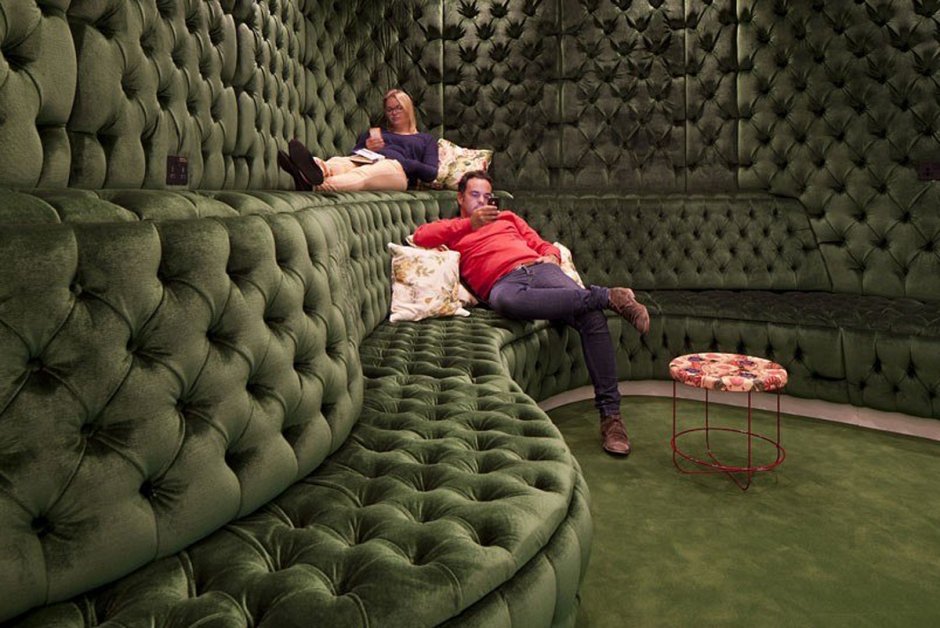 Палата в психушке с мягкими стенами