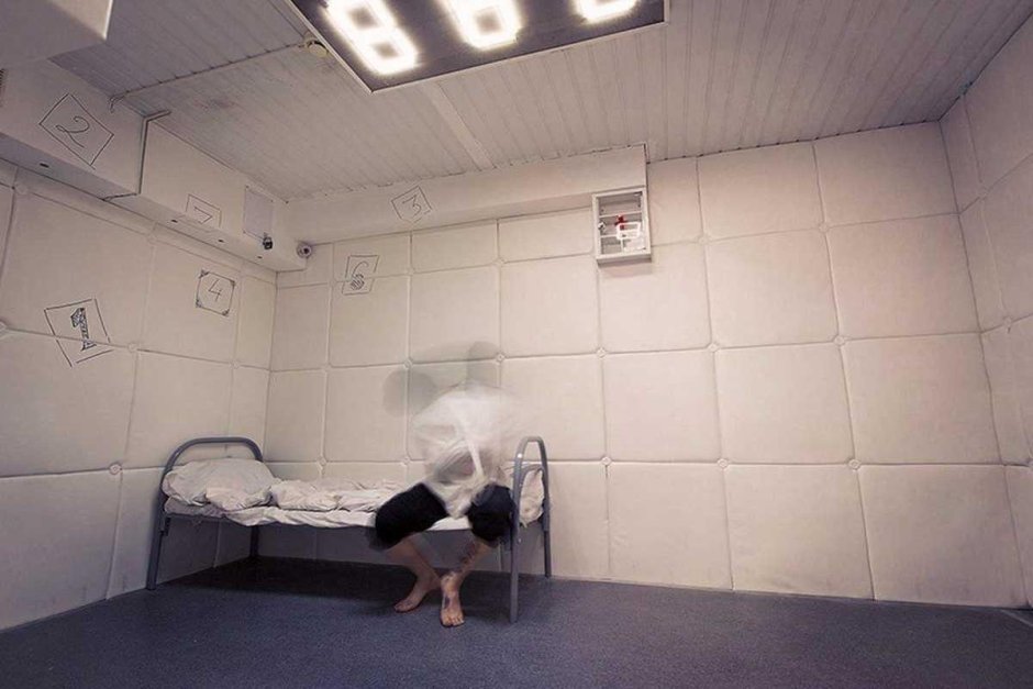 Белая комната с мягкими стенами