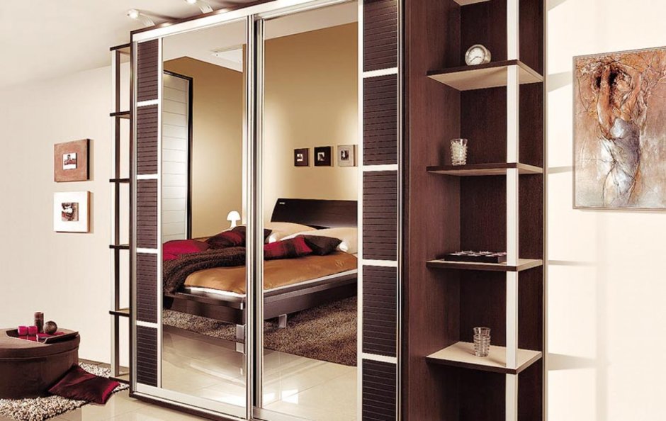 Шкаф купе с полками сбоку