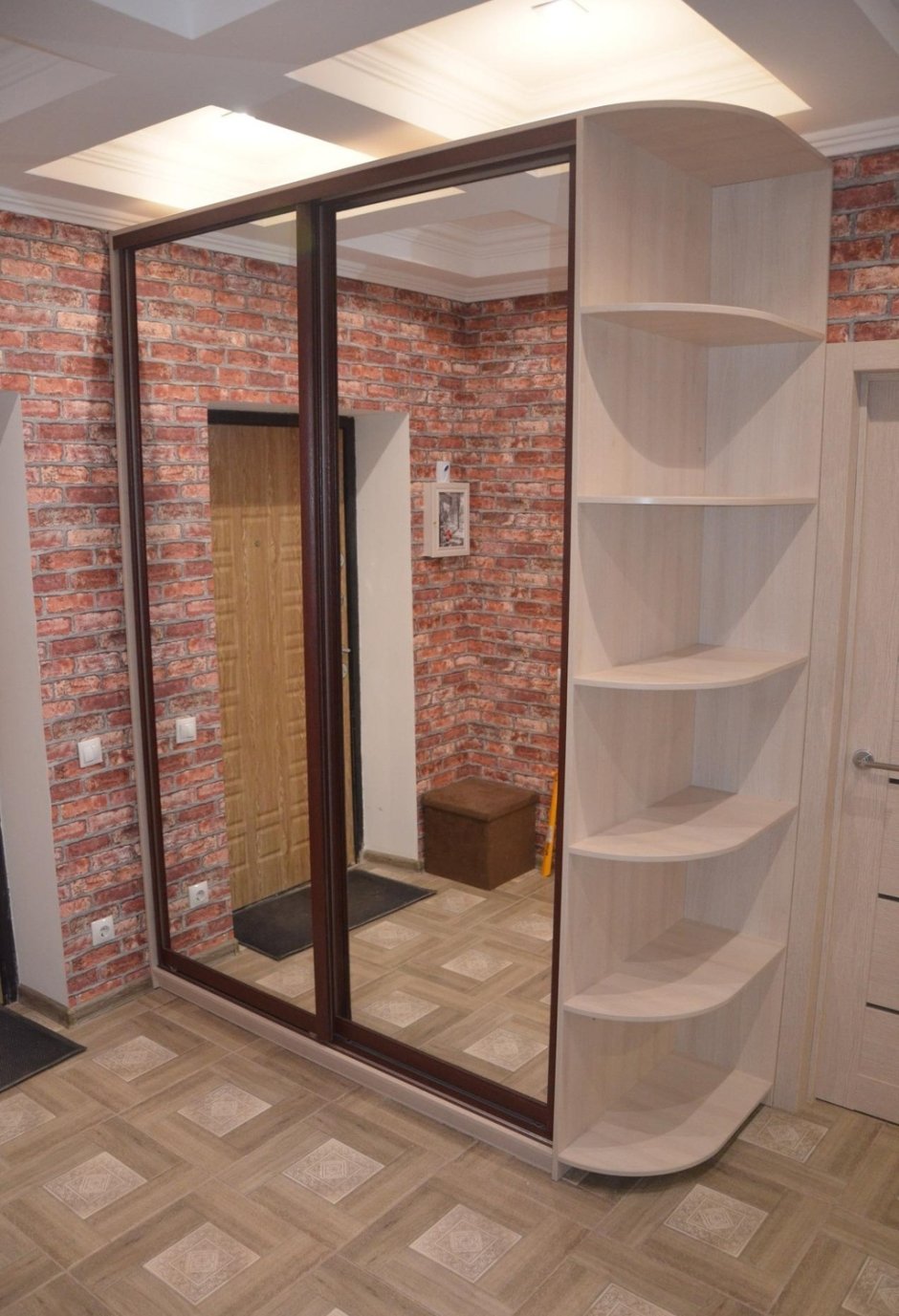 Шкаф-купе в прихожую с полками сбоку