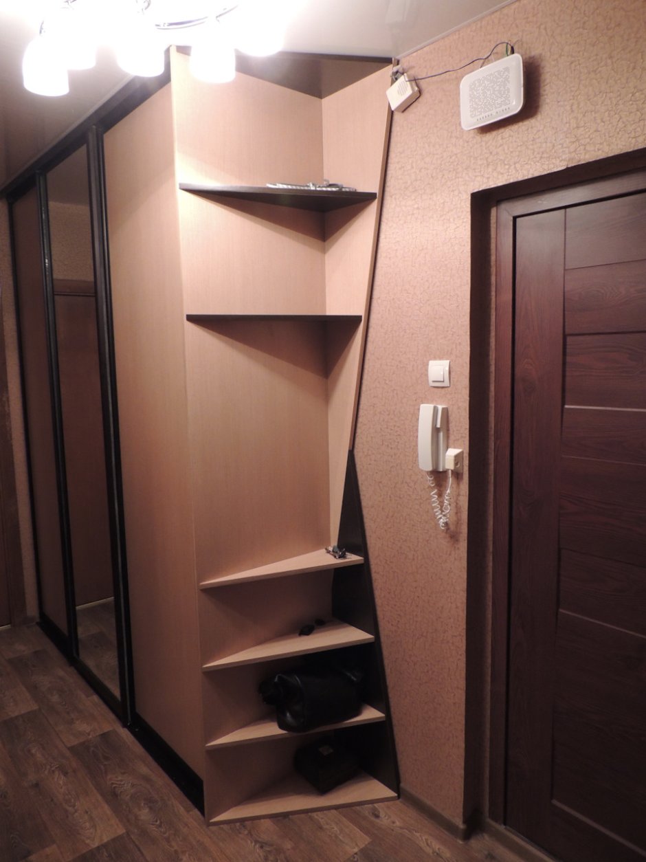 Шкаф в прихожую с полками сбоку