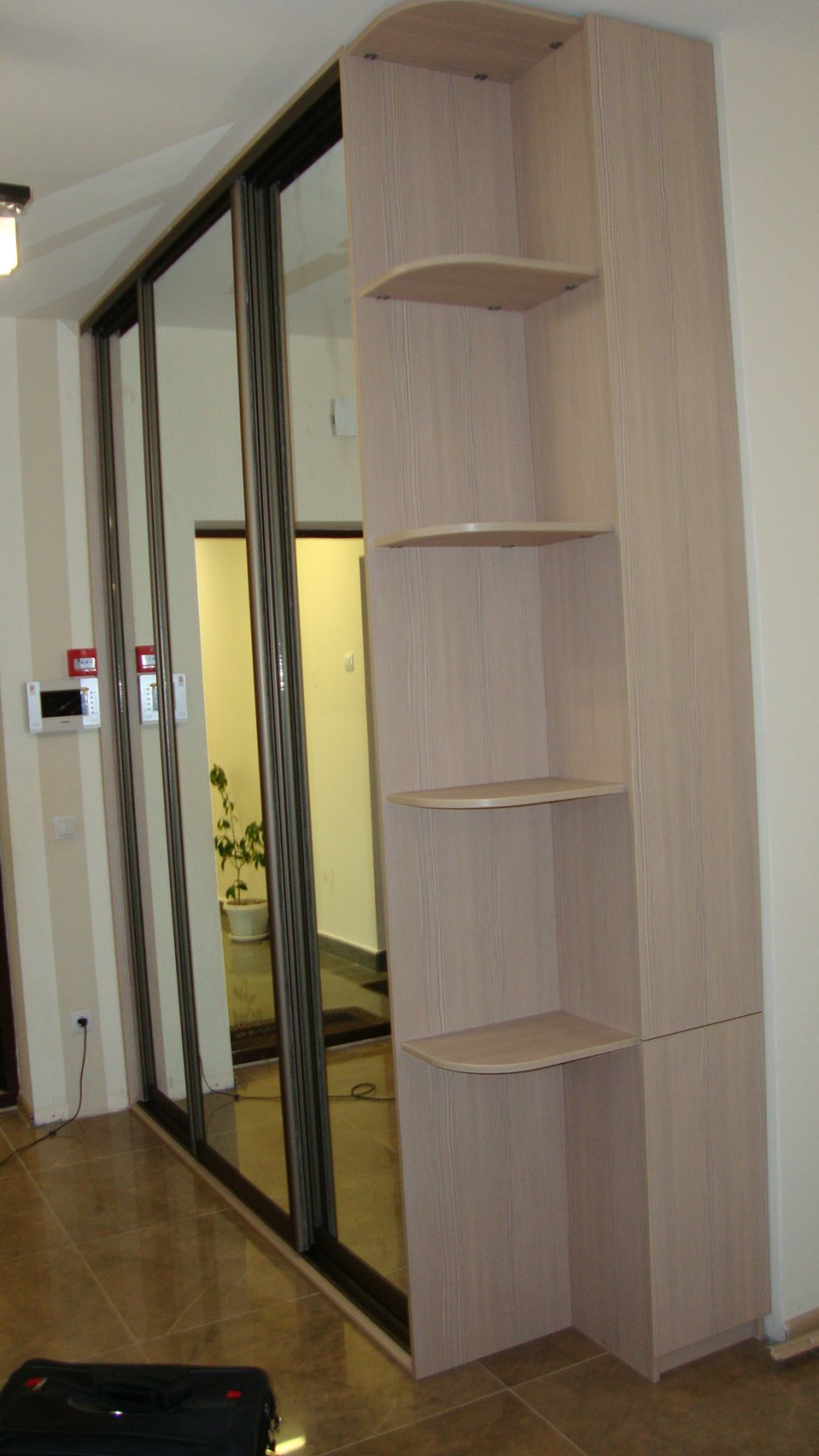 Шкаф в прихожую с открытыми полками