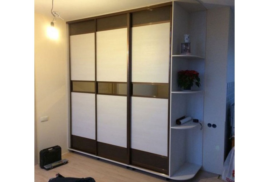 Шкаф купе с полочками сбоку