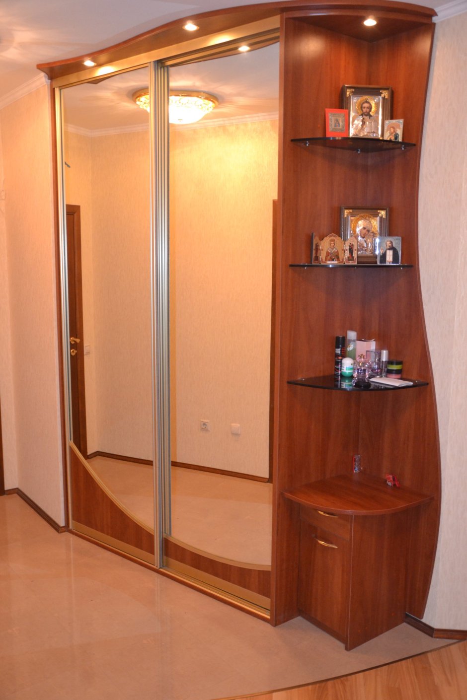 Шкаф-купе с боковыми полками в прихожую