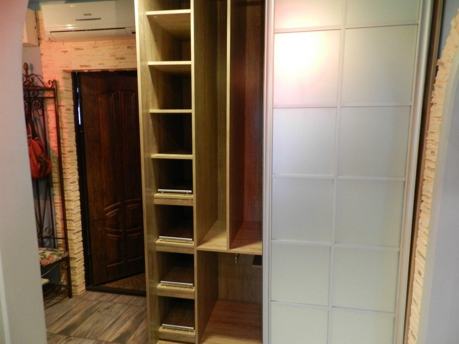 Шкаф купе в прихожую с полками