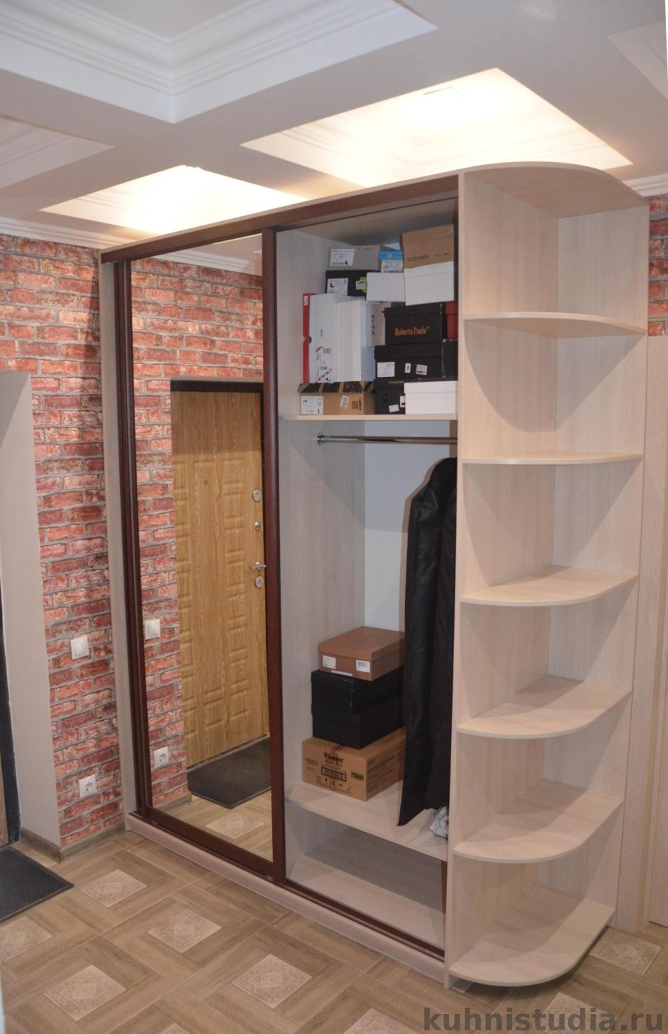 Шкаф в прихожую с полками