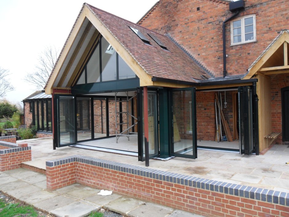 Пристройка к кирпичному дому