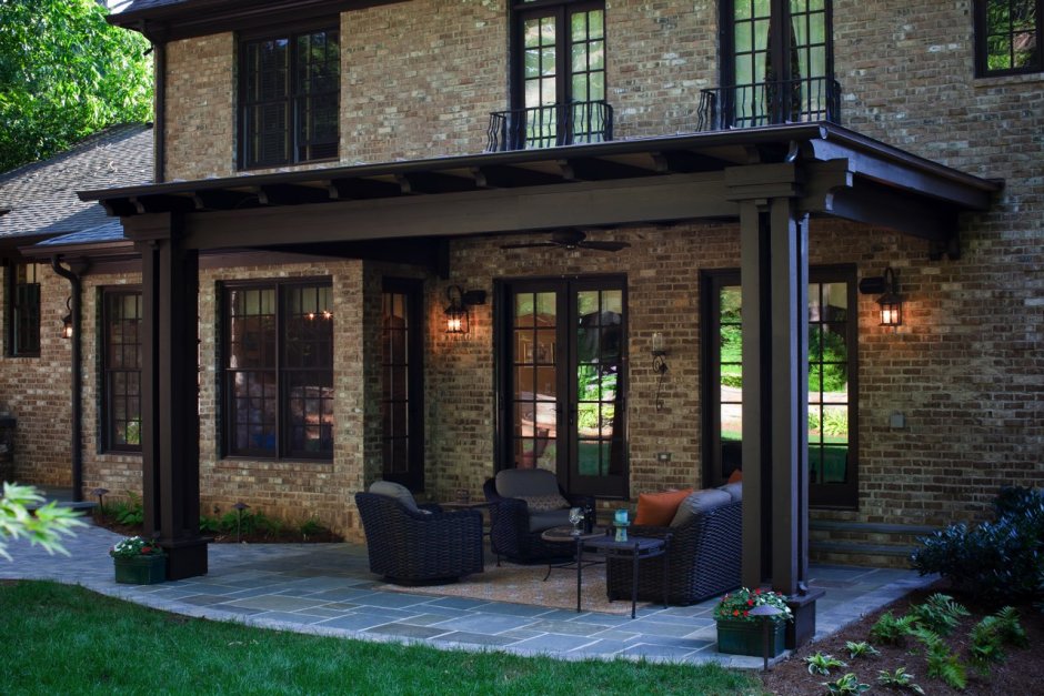 Дом в английском стиле с террасой