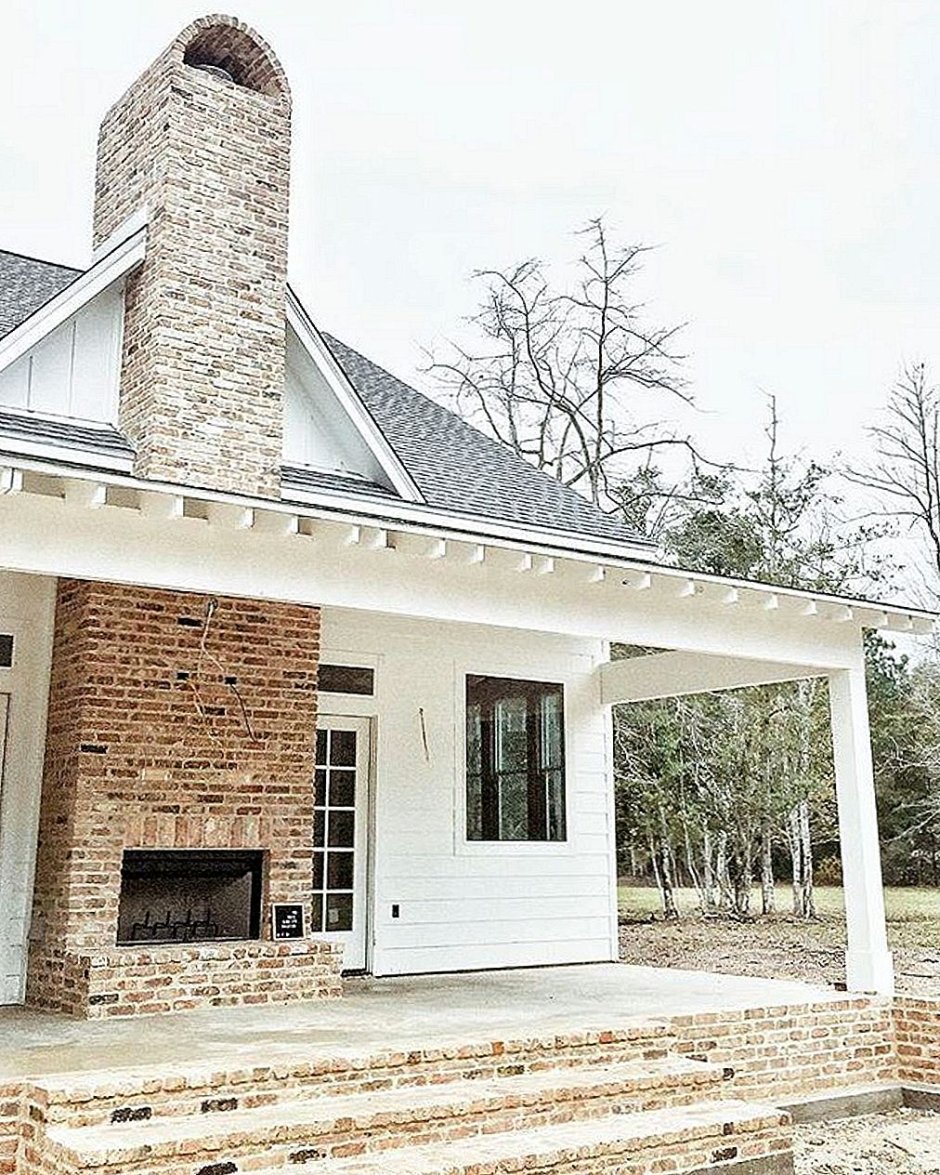 Камин на фасаде дома