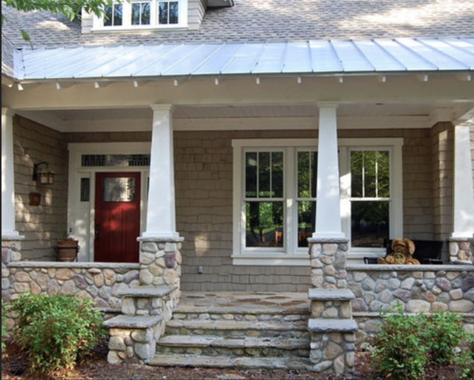 Веранда с каменными колоннами