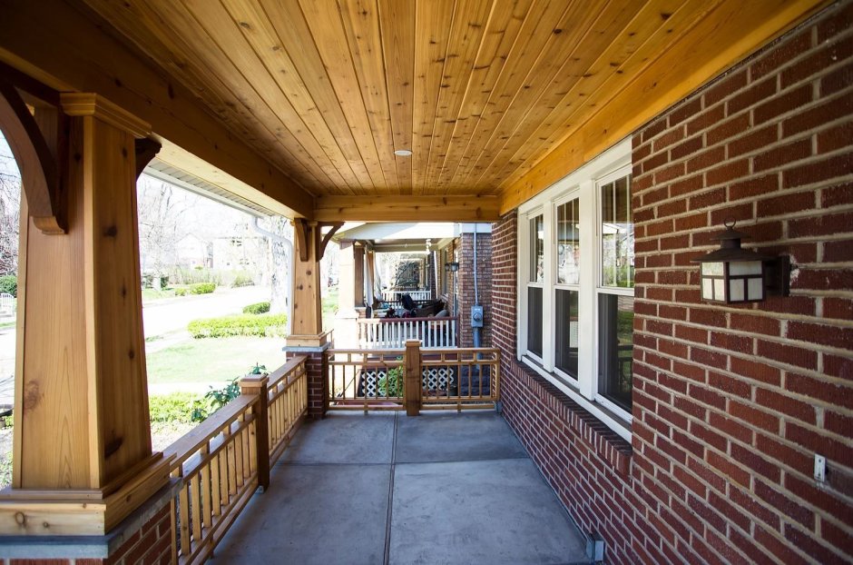 Деревянная веранда к кирпичному дому