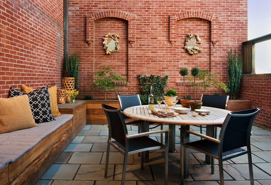 Веранда с кирпичной стеной