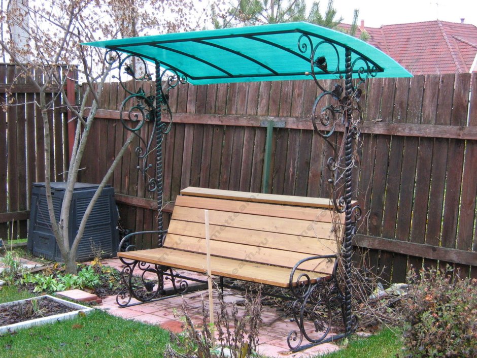 Скамейка с навесом из поликарбоната