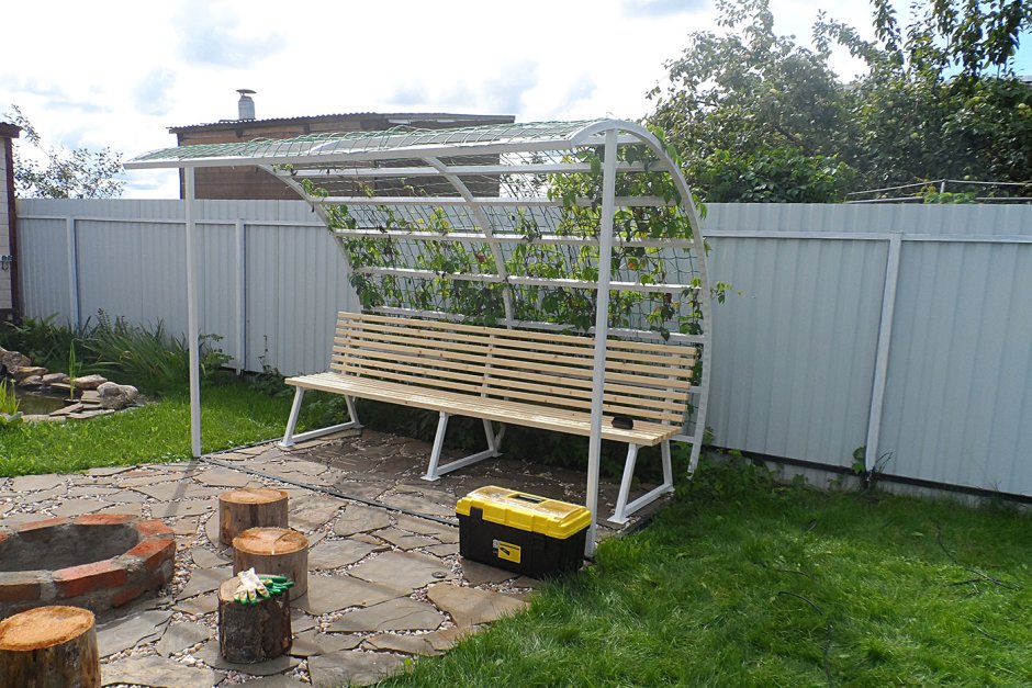 Стол и лавки под навесом для дачи