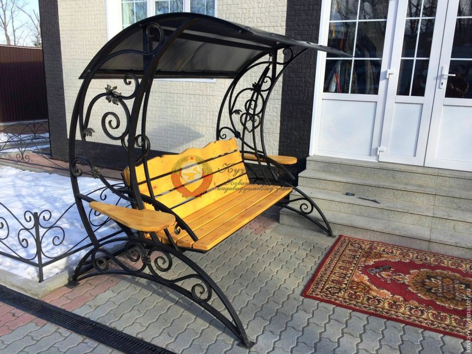 Лавочка с навесом