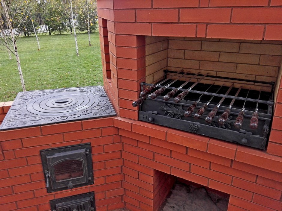 Небольшой кирпичный мангал
